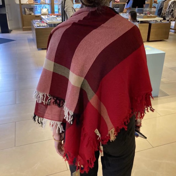 Burberry scarf - Picture 1 of 8